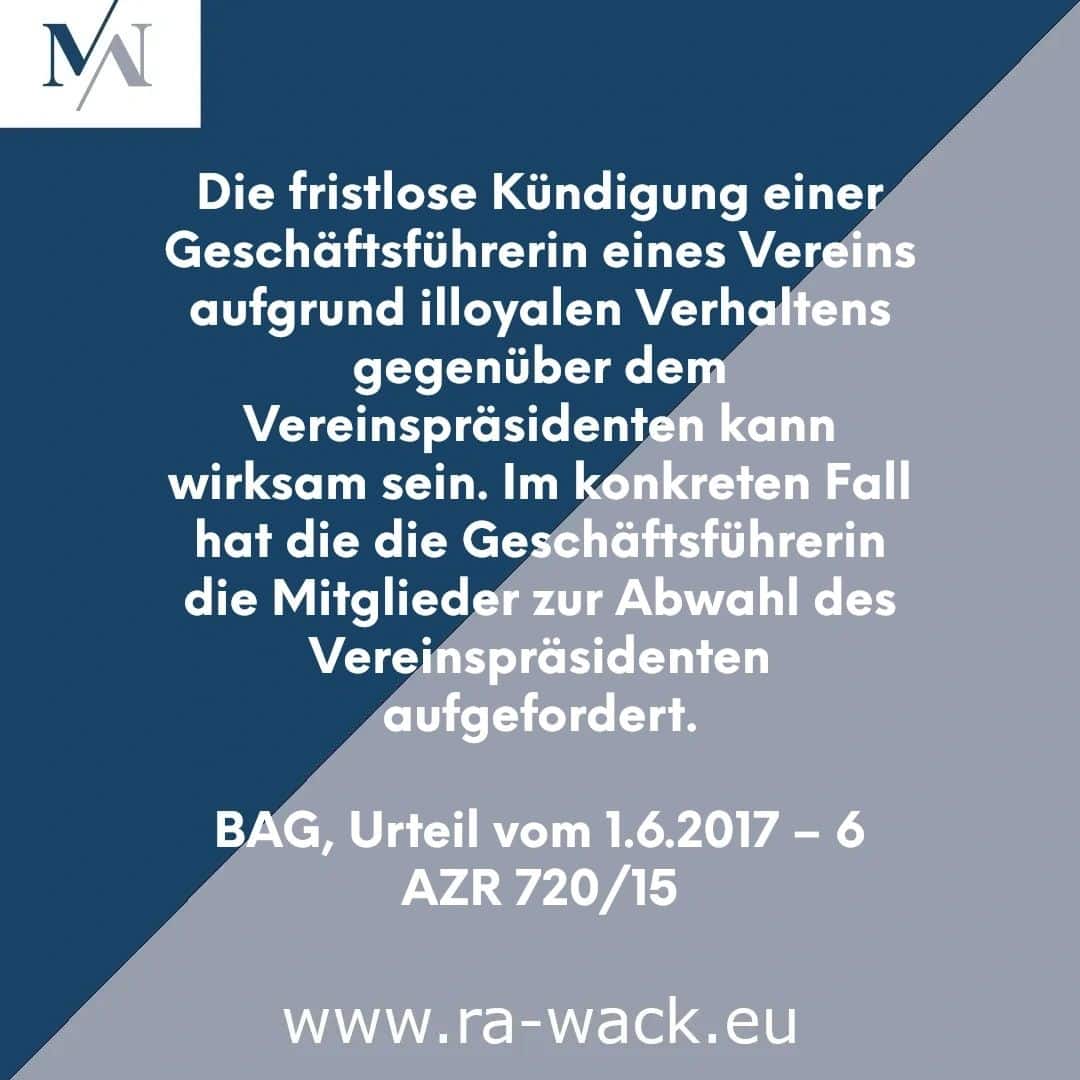 Das Bild zeigt einen deutschen Rechtsauszug auf einem blauen Hintergrund mit Farbverlauf. Der von einem angesehenen Rechtsanwalt verfasste Text befasst sich mit der fristlosen Entlassung eines Geschäftsführers aufgrund illoyalen Verhaltens gegenüber dem Präsidenten des Vereins. Er zitiert ein konkretes Gerichtsurteil (BAG, Urteil vom 1.6.2017 – 6 AZR 720/15) und bietet einen Website-Link (www.