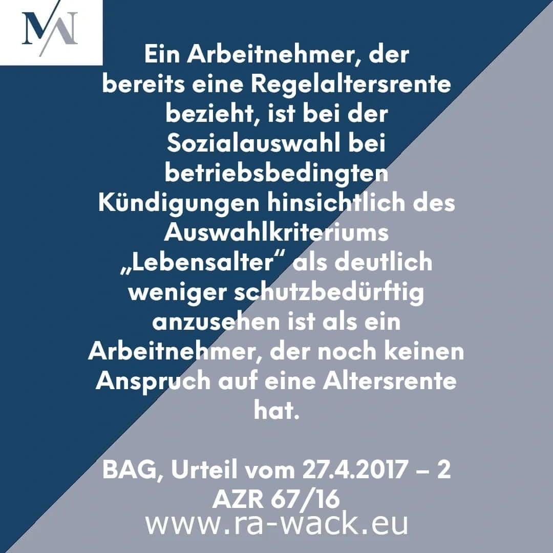 Ein blau-weiß gestalteter Rechtshinweis besagt, dass Arbeitnehmer, die bereits eine Altersrente beziehen, aufgrund des Auswahlkriteriums „Alter“ weniger vor Entlassungen geschützt sind als Arbeitnehmer, die noch keinen Anspruch auf Rente haben. Unten finden Sie eine Fallreferenz, eine URL und die Kontaktinformationen eines Rechtsanwalts.