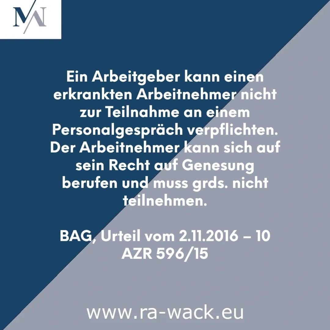 Eine blau-graue Grafik mit weißem Text erklärt, dass ein Arbeitgeber einen kranken Arbeitnehmer nicht zur Teilnahme an einer Personalversammlung zwingen kann. Der Text enthält einen Rechtshinweis: „BAG, Urteil vom 2.11.2016 – 10 AZR 596/15“. Die Kontaktdaten des Rechtsanwalts finden Sie unter www.ra-wack.eu, ganz unten angezeigt.