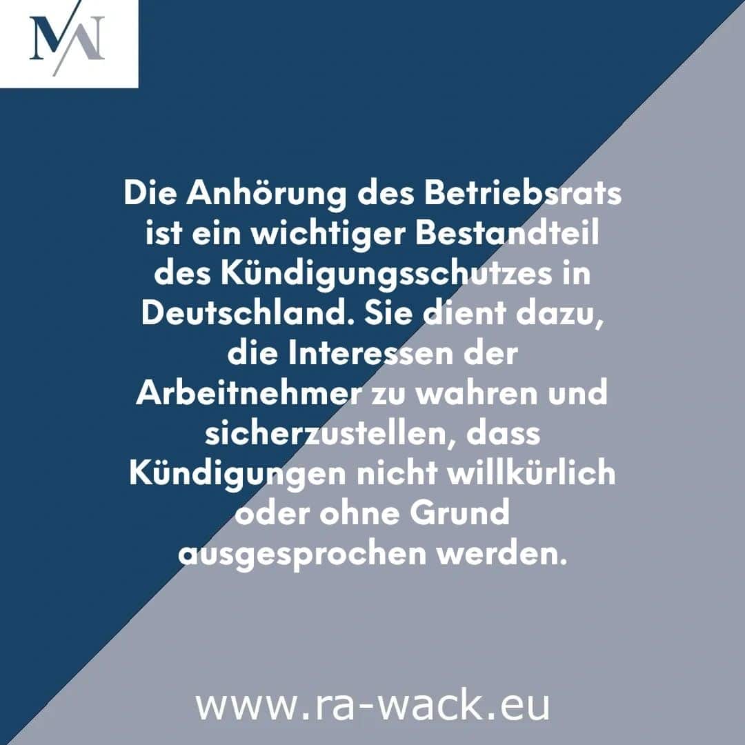         Der Text in deutscher Sprache auf einem geometrischen blauen und grauen Hintergrund lautet: „Die Anhörung des Betriebsrats ist ein wichtiger Bestandteil des Kündigungsschutzes in Deutschland. Sie dient dazu, die Interessen der Arbeitnehmer zu wahr und sicherzustellen, dass Kündigungen nicht willkürlich oder ohne Grund ausgesprochen werden.“ Rechtsanwaltsinformationen finden Sie unter www.ra-wack.eu. Ein „M“ und 