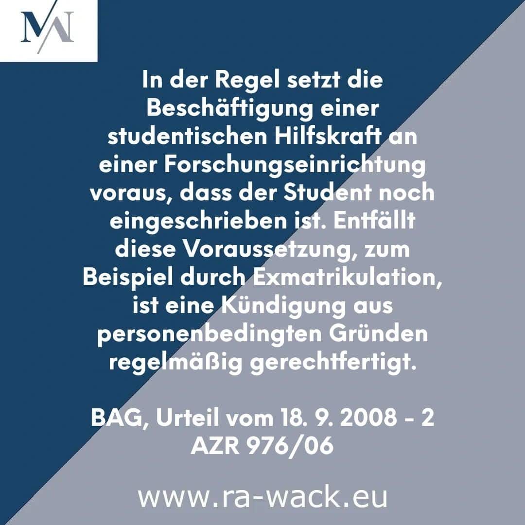 Ein deutscher Text auf blauem und grauem Hintergrund mit einem weißen Dreieck erläutert die Anforderungen und Bedingungen für die Beschäftigung einer studentischen Hilfskraft und verweist auf ein Urteil des Bundesarbeitsgerichts vom 18. September 2008. Ein Logo mit einem „M“, eine Website-URL „www.ra-wack.eu“ und der Begriff „Rechtsanwalt“ sind enthalten.