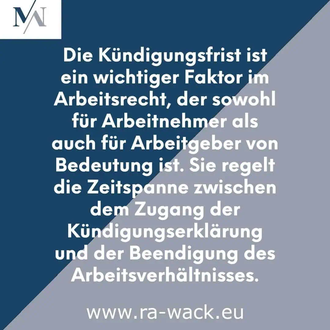 Das Bild zeigt einen deutschen Text, der die Bedeutung der Kündigungsfrist im Arbeitsrecht erklärt. Der Text ist auf einem blauen Hintergrund mit diagonalen Schnitten in helleren und dunkleren Blautönen hervorgehoben. Der Text erwähnt, dass die Kündigungsfrist sowohl für Arbeitnehmer als auch für Arbeitgeber von entscheidender Bedeutung ist. In der oberen linken Ecke befindet sich ein stilisiertes Logo mit „MN“ und www.ra-wack.eu am unteren Rand, was darauf hinweist, dass es sich um die Website eines Rechtsanwalts handelt.