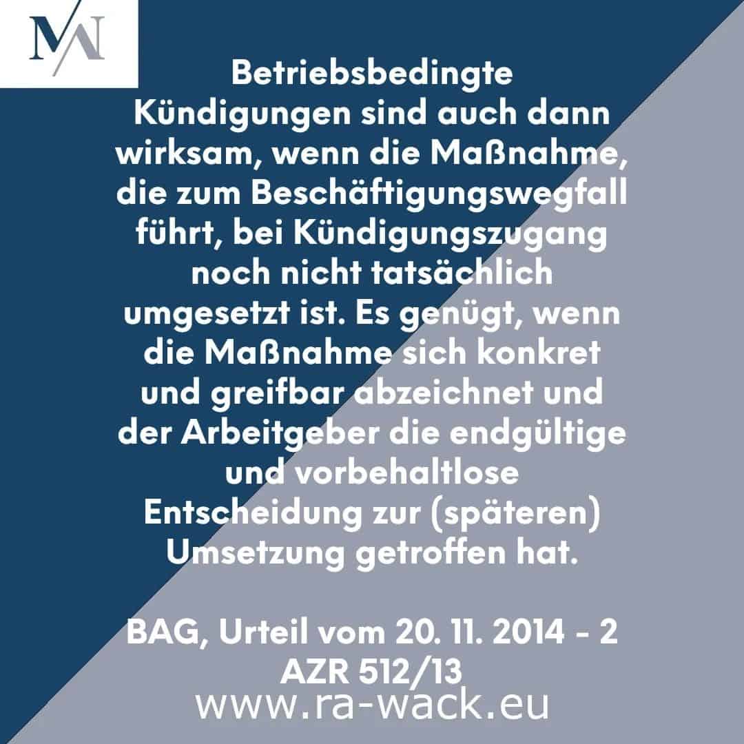 Ein Textbild mit Rechtsauskunft eines Rechtsanwalts erklärt, dass betriebsbedingte Kündigungen nur dann wirksam sind, wenn die zur Kündigung führende Maßnahme auch tatsächlich umgesetzt wird. Es unterstreicht die Bedeutung klarer Entscheidungen des Arbeitgebers. Das Bild enthält die URL www.ra-wack.eu und das Fallziffer BAG, Urteil vom 20.11.2014 – 2 AZR 512/13.