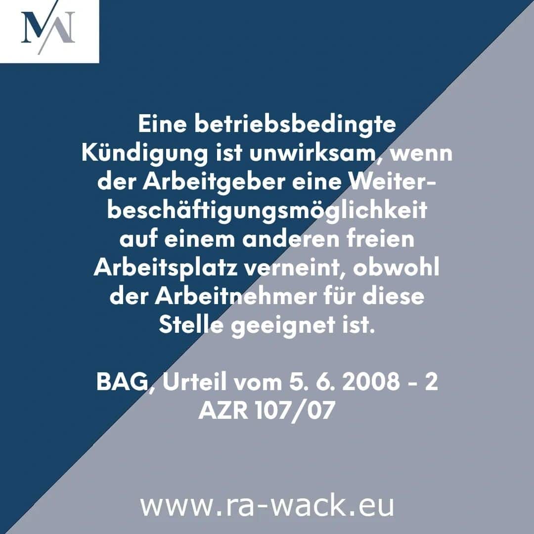 Eine Textgrafik in blau-grauer Farbgebung enthält einen deutschen Text zum Arbeitsrecht, der betont, dass eine betriebsbedingte Kündigung unwirksam ist, wenn der Arbeitgeber dem Arbeitnehmer eine andere geeignete freie Stelle hätte anbieten können. Autor: Rechtsanwalt BAG, Stand: 5.6.2008 – 2 AZR 107/07. Website: www.ra-wack.eu.