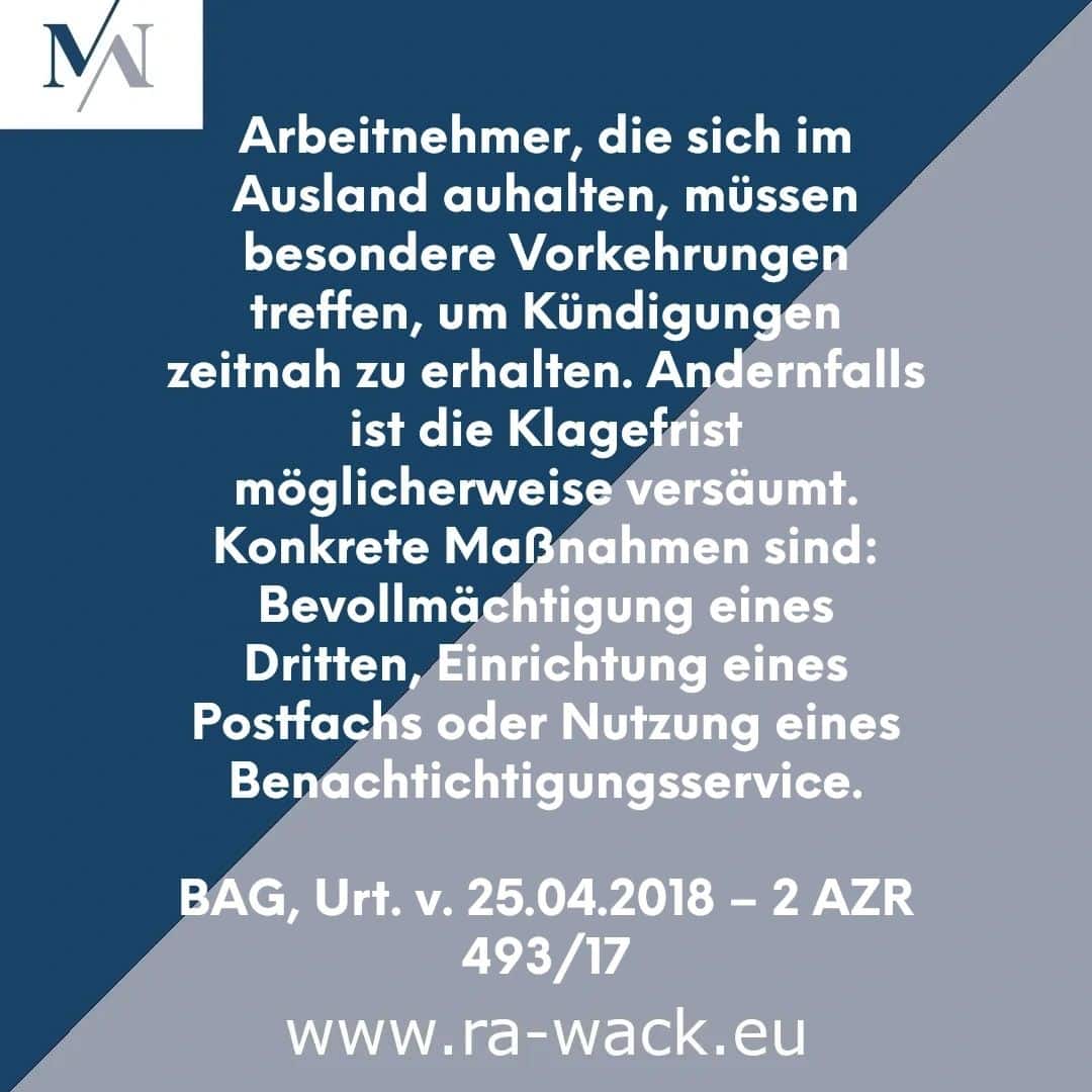 Das Bild ist ein deutscher Text auf einem blau-grauen, professionell aussehenden Hintergrund mit einem Logo oben links, das die stilisierten Buchstaben „M“ und „N“ zeigt. Der von Rechtsanwalt verfasste Text informiert im Ausland tätige Arbeitnehmer über besondere Schritte, um Kündigungen rechtzeitig zu erhalten und so Rechtsstreitigkeiten nicht zu verpassen. Der Link zur Website www.ra-wack.eu befindet sich unten.