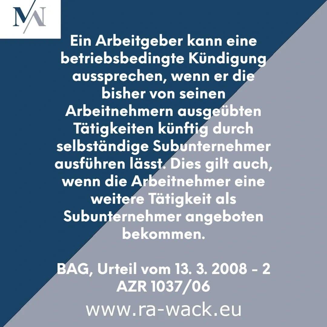 Eine informative Grafik mit dunkelblauem Hintergrund und weißem Text, die rechtliche Informationen in deutscher Sprache zur Kündigung durch den Arbeitgeber aus geschäftlichen Gründen, zur Vergabe zukünftiger Arbeiten und zur Bereitstellung zusätzlicher Subunternehmerrollen enthält. Enthält das Datum eines bestimmten Gerichtsurteils, einen Referenzcode, eine Website-URL und wird von einem Rechtsanwalt beraten.