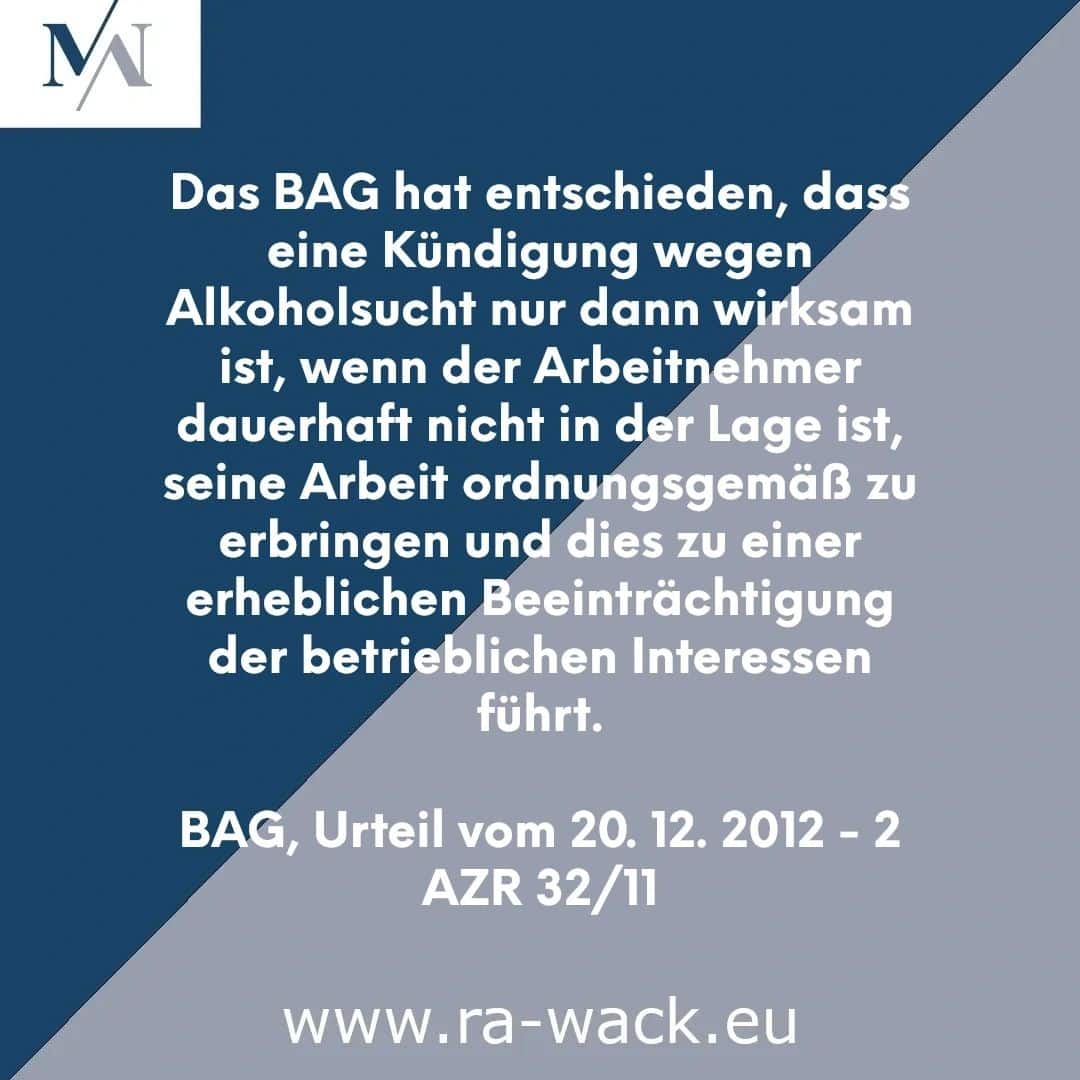 Ein Bild mit Text in deutscher Sprache, der auf einem Hintergrund mit diagonalen blauen und weißen Abschnitten angezeigt wird. Der Text befasst sich mit einer Rechtsentscheidung des BAG zu den Voraussetzungen, unter denen eine Arbeitgeberkündigung wegen Alkoholismus wirksam ist. Unten wird die Website www.ra-wack.eu angezeigt, eine Website von Rechtsanwalt.