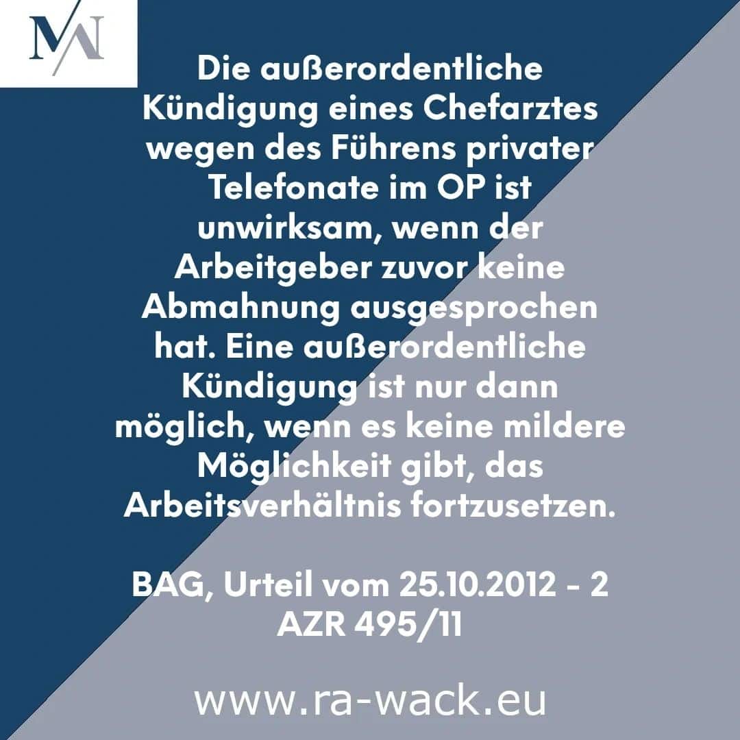 Ein deutsches Textbild mit rechtlichen Informationen in weißer Schrift auf einem geometrischen Hintergrund in Blau und Grau. In der oberen linken Ecke befindet sich ein Logo mit „M“ und „N“. Der Text, der wahrscheinlich die Aufmerksamkeit eines Rechtsanwalts erfordert, erörtert die Bedingungen für die außerordentliche Entlassung eines Chefarztes aufgrund privater Telefongespräche und gibt unten einen Verweis auf einen Rechtsfall.