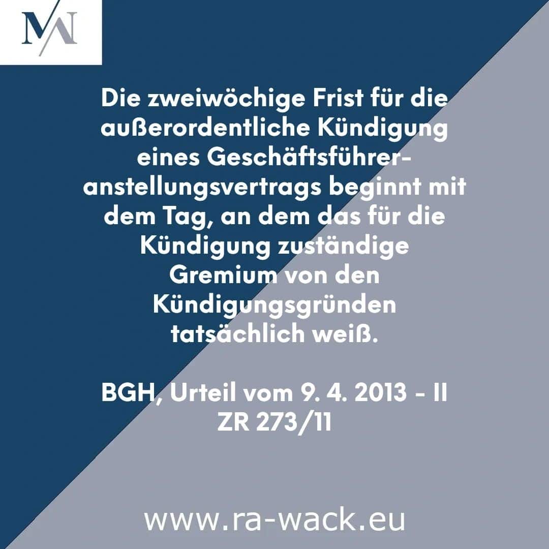 Das Bild enthält einen deutschen Text auf einem geometrischen Hintergrund in Blau- und Grautönen. Der Text befasst sich mit der zweiwöchigen Frist für die außerordentliche Kündigung des Anstellungsvertrags eines Geschäftsführers, die wirksam wird, sobald das zuständige Gremium Kenntnis von den Gründen erlangt. Die URL der Rechtsanwaltswebsite „www.ra-wack.eu“ wird unten angezeigt.