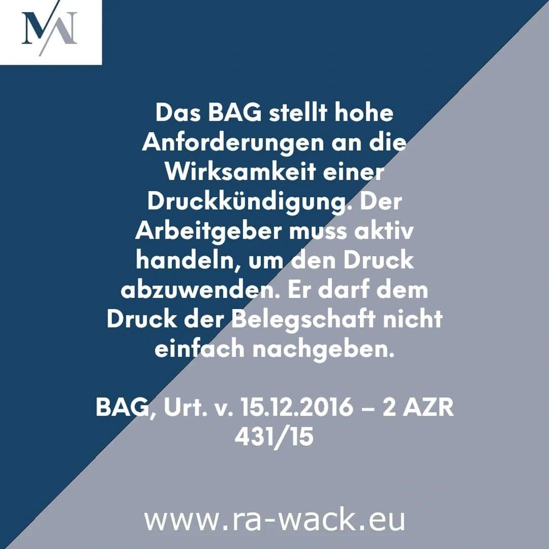 Ein deutscher Text auf blauem Hintergrund mit diagonalen grauen Streifen befasst sich mit den Anforderungen des BAG (Bundesarbeitsgericht) an die Wirksamkeit einer Kündigung und betont, dass Arbeitgeber den Druck abmildern und ihm nicht nachgeben dürfen. Die Kontaktdaten des Rechtsanwalts finden Sie unten, einschließlich der URL: www.ra-wack.eu.