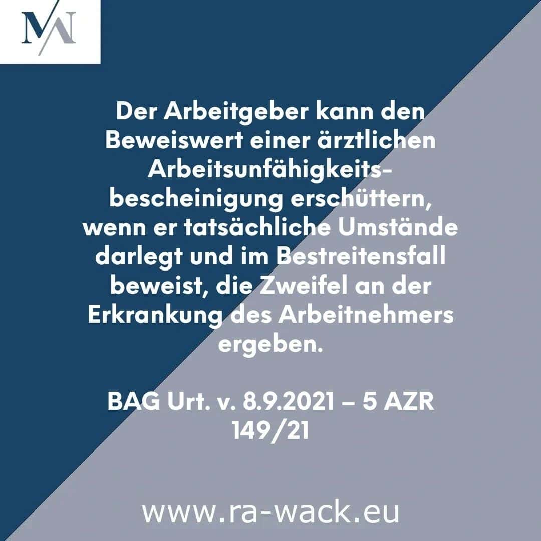 Das Bild zeigt einen deutschen Gesetzestext auf blauem und grauem Hintergrund. Darin heißt es: „Der Arbeitgeber kann den Beweiswert einer ärztlichen Arbeitsunfähigkeitsbescheinigung erschüttern, wenn er tatsächlich darlegt und im Bestreitensfall beweist, die Zweifel an der Erkrankung des Arbeitnehmers ergeben.“ BAG Urt. v. 8.9.