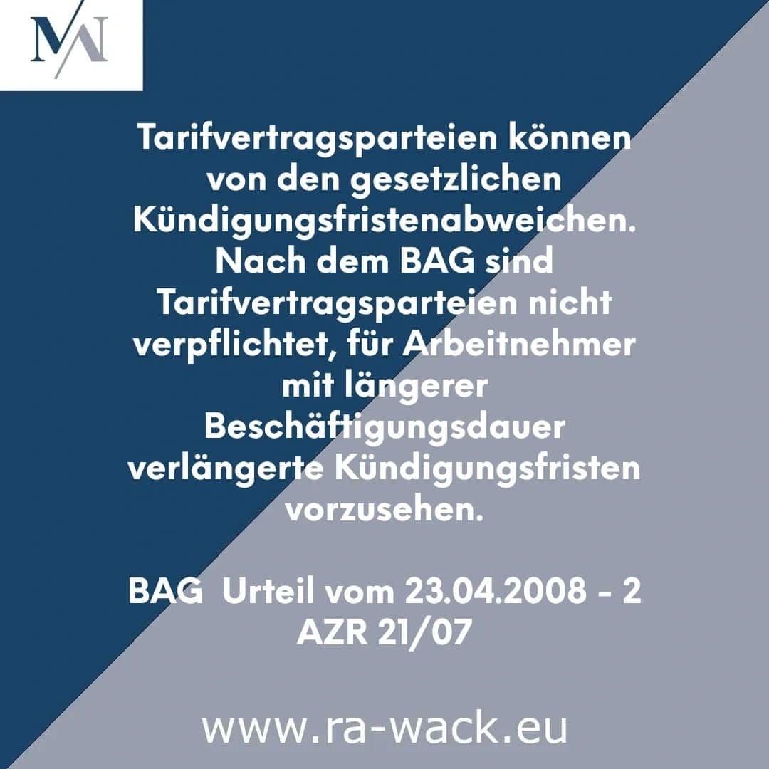 Das Bild zeigt Text in deutscher Sprache auf einem blau-weißen geometrischen Hintergrund mit der Aussage: „Tarifvertragsparteien können von den gesetzlichen Kündigungsfristen abweichen... BAG Urteil vom 23.04.2008 – 2 AZR 21/07 www.ra-wack.eu.“ Ein Logo mit „M“ und „N“ befindet sich in der oberen linken Ecke und deutet auf einen Rechts hin