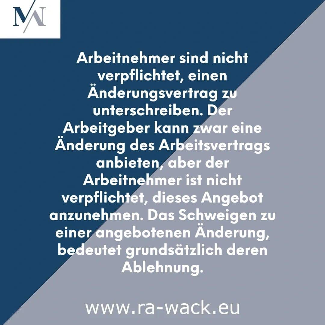 Das Bild zeigt Text in deutscher Sprache auf einem neutralen blauen und grauen Hintergrund sowie das Logo „MN“ in der oberen linken Ecke. Im Text heißt es: „Arbeitnehmer sind nicht verpflichtet, einen Änderungsvertrag zu unterschreiben …“ Unter dem Text finden Sie den Website-Link für Rechtsanwaltsdienstleistungen: www.ra-wack.eu.