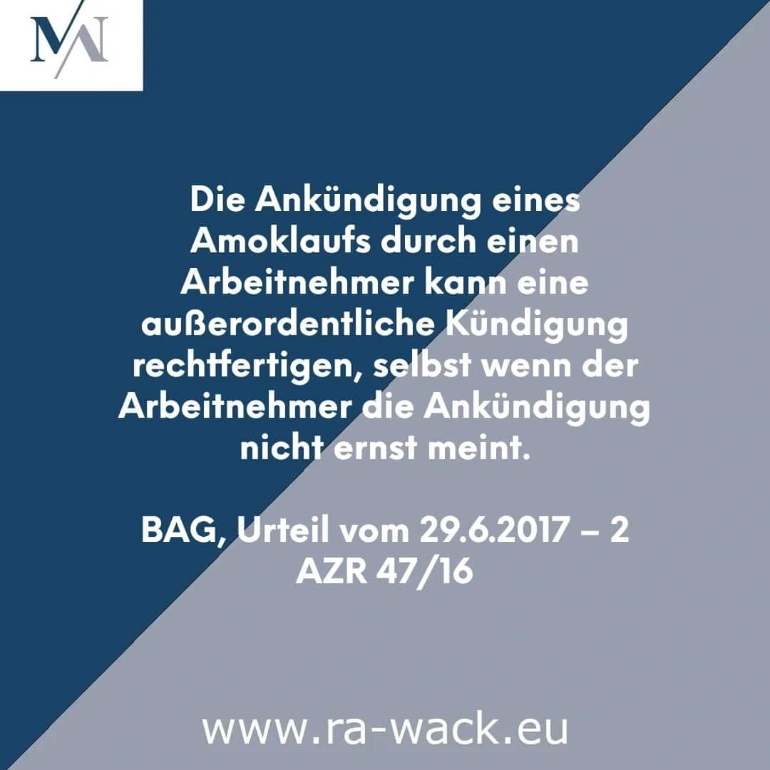 Bild mit einem zweifarbigen, diagonal geteilten Hintergrund in Blau und Grau. Der deutsche Text in der Mitte lautet: „Die Ankündigung eines Amoklaufs durch einen Arbeitnehmer kann eine außerordentliche Kündigung rechtfertigen, selbst wenn der Arbeitnehmer die Ankündigung nicht ernst meint. BAG, Urteil vom 29.6.2017 – 2 AZR 47/16.“ Rechtsanwalt