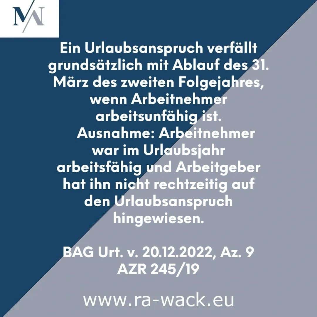 Das Bild enthält einen deutschen Textauszug zu den Urlaubsansprüchen und hebt die Bedingungen hervor, unter denen der Anspruch verfällt. Es zitiert auch einen Rechtsfall (BAG Urt. v. 20.12.2022, Az. 9 AZR 245/19) und enthält unten die Website „www.ra-wack.eu“. Der Hintergrund hat ein blau-graues geometrisches Design,