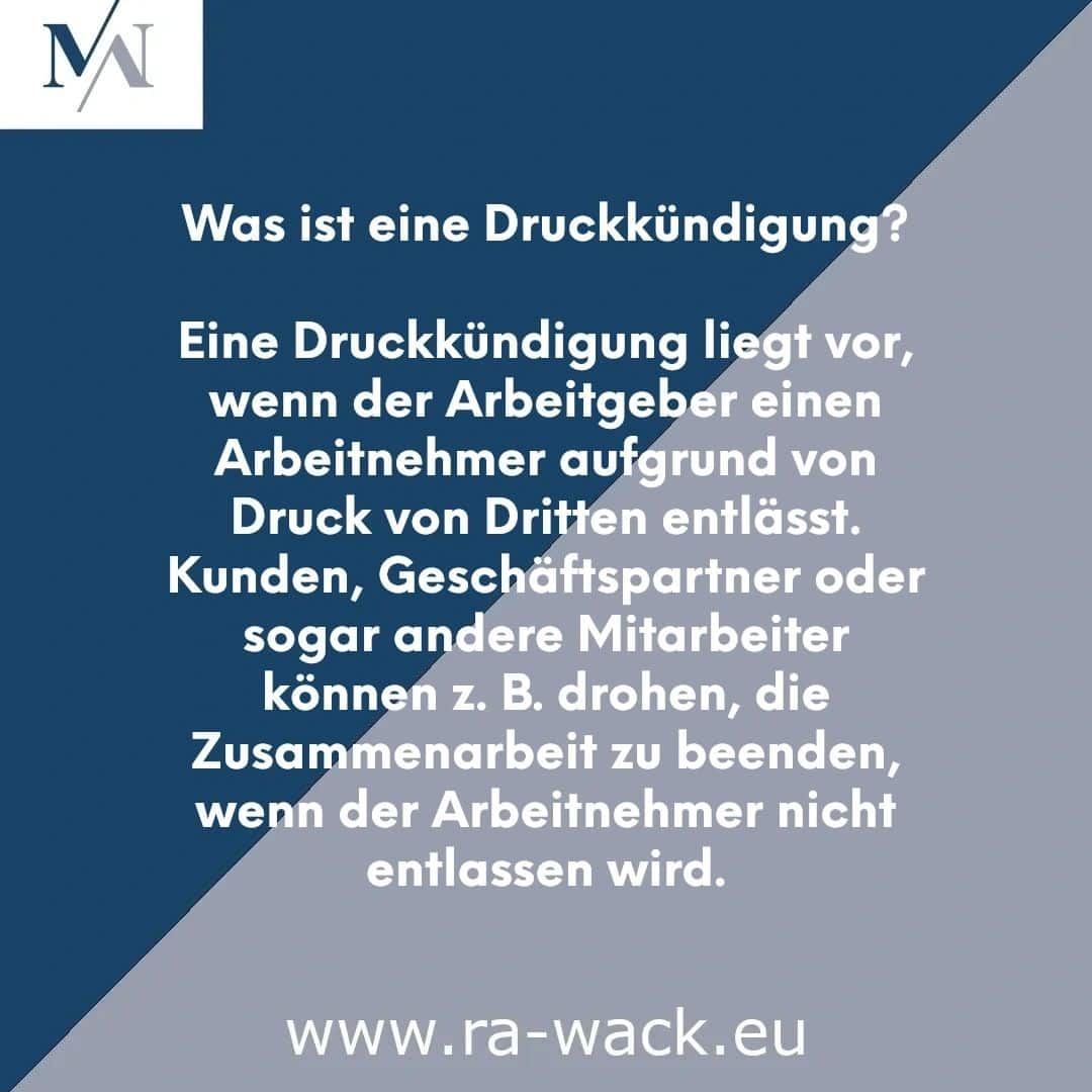 Ein Bild mit Text in deutscher Sprache auf dunkelblauem Hintergrund. Oben links befindet sich ein weißes Quadrat mit einem stilisierten „M“ und „N“. Der Haupttext lautet: „Was ist eine Druckkündigung? Eine Druckkündigung liegt vor, wenn der Arbeitgeber einen Arbeitnehmer aufgrund von Druck von Dritten entlässt.“ Kunden, Geschäftspartner oder sogar andere Mitarbeiter können z. B