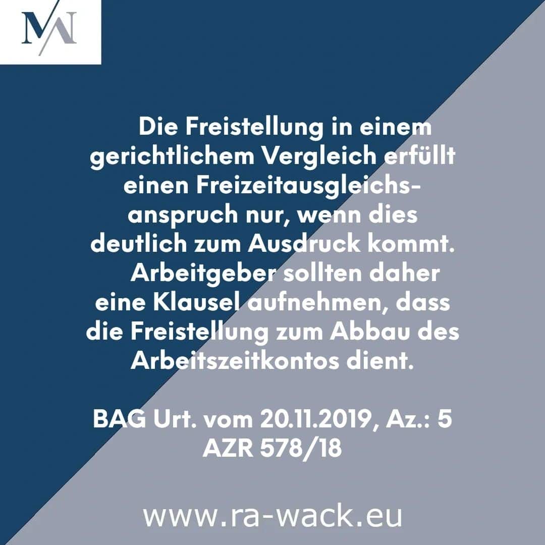 Grafik mit dem Logo von „ra-wack.eu“ in der oberen linken Ecke und deutschem Text in der Mitte auf einem grau-blauen, geometrisch gemusterten Hintergrund. Der Text diskutiert eine Gerichtsentscheidung zur Aufnahme einer Klausel für Freizeitausgleich in gesetzliche Vereinbarungen für Arbeitszeitsalden und geht auf die Auswirkungen aus der Sicht eines Rechtsanwalts ein.