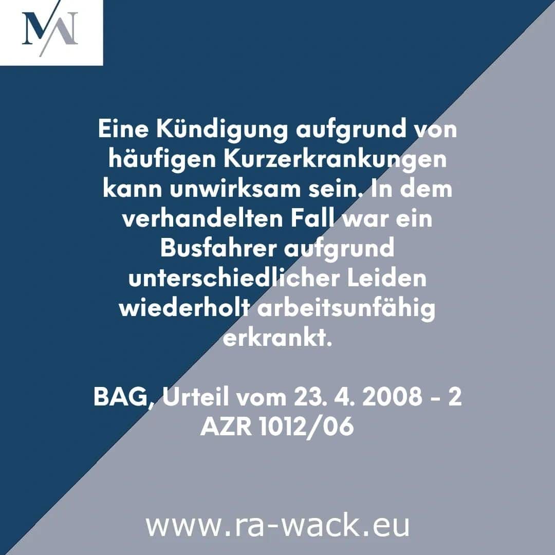 Ein Bild mit deutschem Text auf einem Hintergrund mit grauen und blauen diagonalen Abschnitten. Der von einem Rechtsanwalt bereitgestellte Text diskutiert einen Rechtsfall über die mögliche Unwirksamkeit einer Kündigung aufgrund häufiger kurzfristiger Erkrankungen und erwähnt dabei insbesondere einen Busfahrer. Unten ist eine Website-URL (www.ra-wack.eu) enthalten.