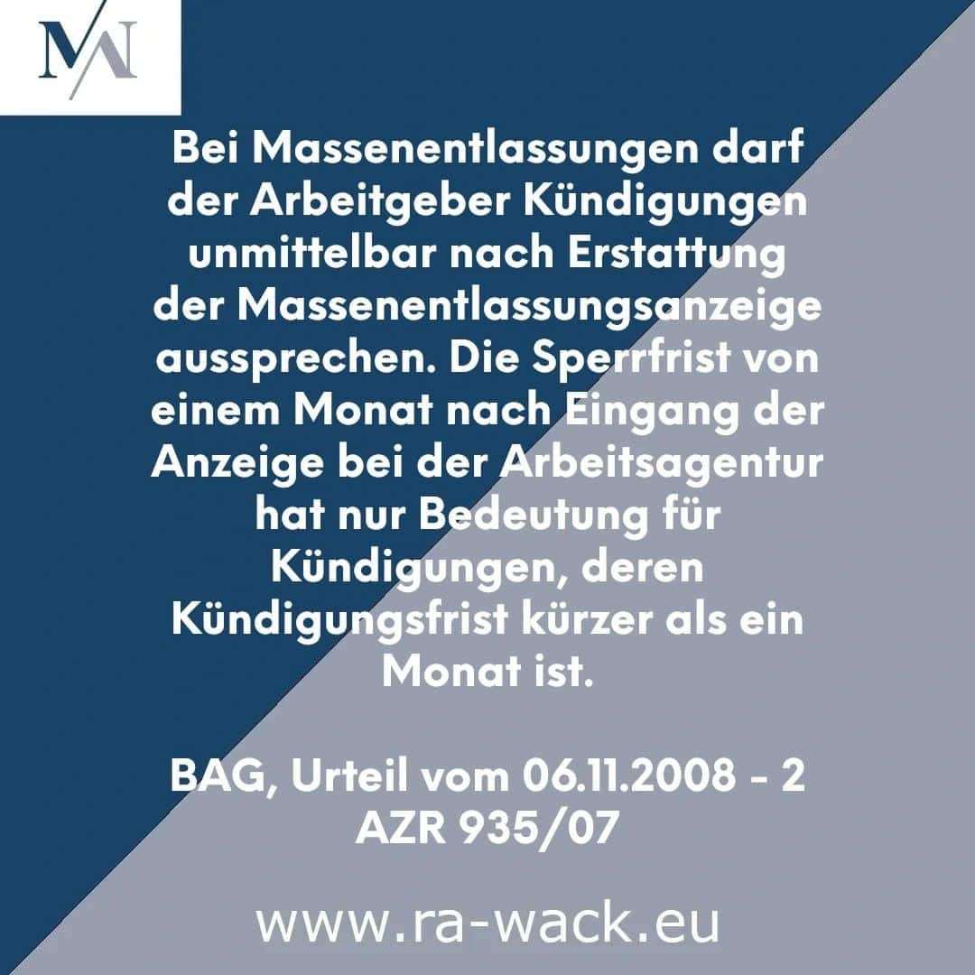 Ein Bild mit Text in deutscher Sprache auf einem geometrischen graublauen Hintergrund. Der Text lautet: „Bei Massenentlassungen darf der Arbeitgeber Kündigungen unmittelbar nach Erstattung der Massenentlassungsanzeige aussprechen. Die Sperrfrist von einem Monat nach Eingang der Anzeige bei der Arbeitsagentur hat nur Bedeutung für Kündigungen, deren Kündigungsfrist kürzer als ein Monat ist. BAG,