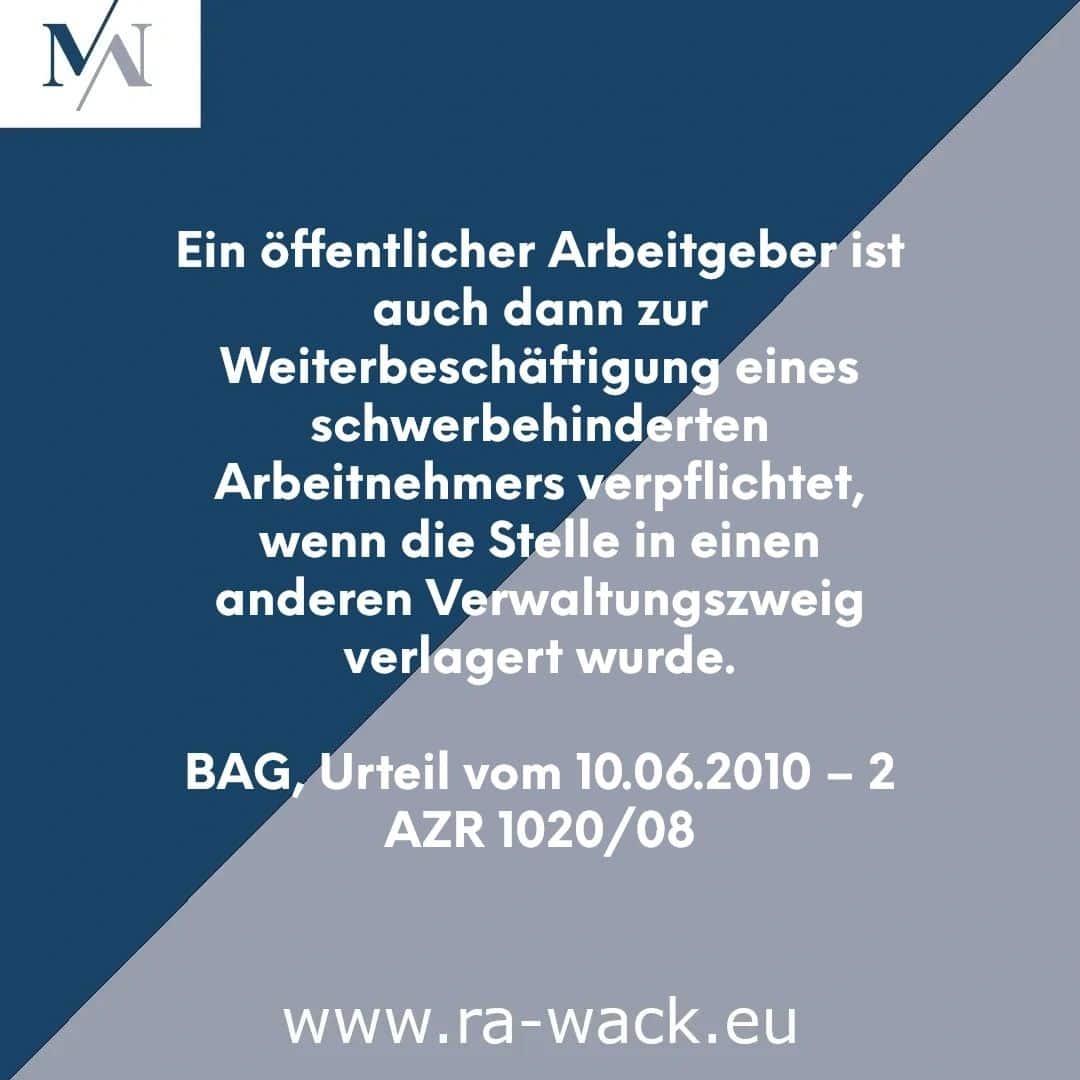 Eine Grafik mit dunkelblauem und grauem Hintergrund und deutschem Text. Der weiße Text befasst sich mit der Verpflichtung öffentlicher Arbeitgeber, schwerbehinderte Arbeitnehmer weiter zu beschäftigen, wenn ihre Stelle in eine andere Verwaltungsabteilung versetzt wird. Unten finden Sie die URL einer Website: www.ra-wack.eu, die die Dienstleistungen von Rechtsanwälten hervorhebt.