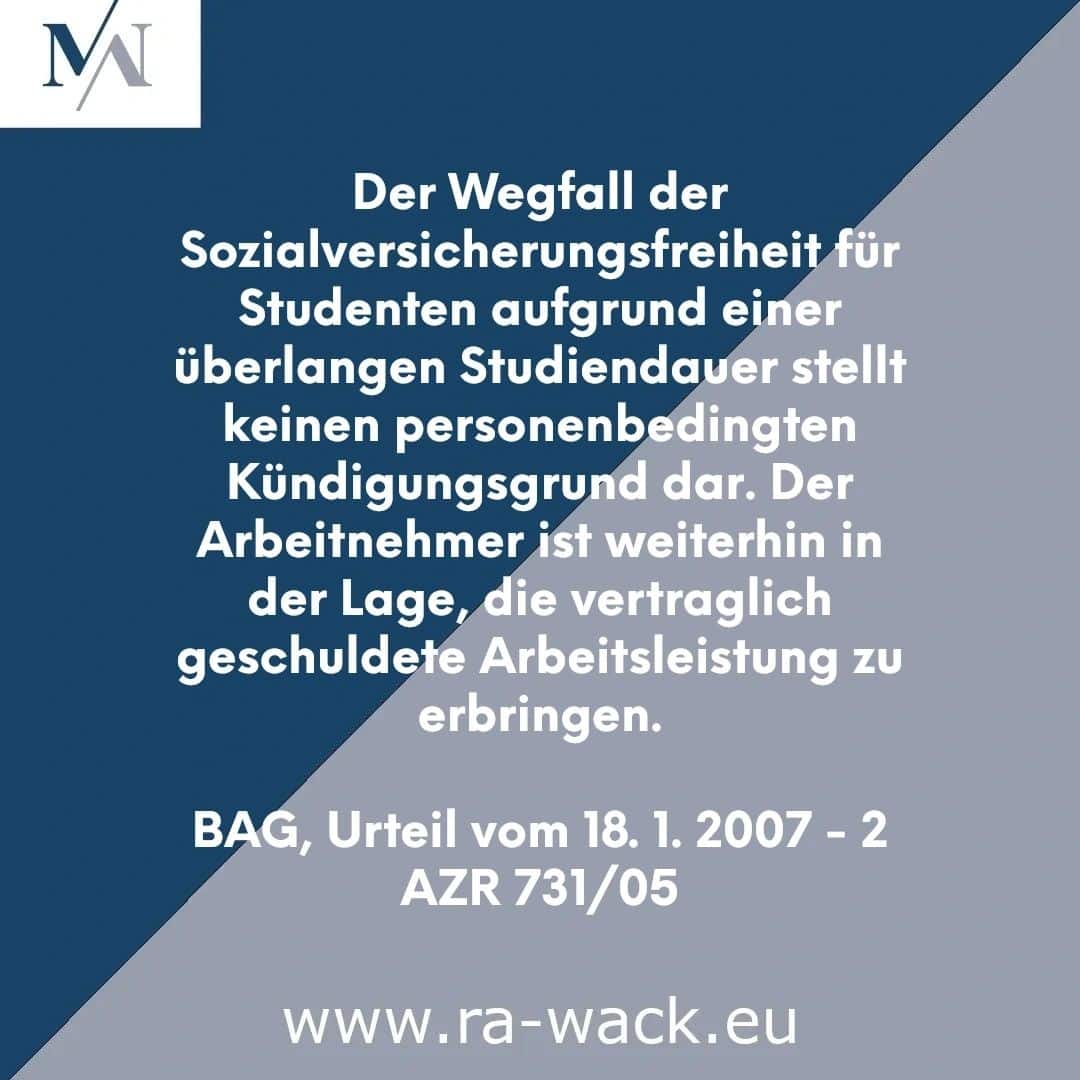 Ein Bild mit Text in deutscher Sprache auf blauem und grauem Hintergrund und einem Logo in der oberen linken Ecke. Der Text, der wahrscheinlich für jeden Rechtsanwalt nützlich ist, erörtert die Auswirkungen verlängerter Studienzeiten auf die Sozialversicherungsfreiheit von Studenten und zitiert ein Rechtsurteil (BAG, 18.1.2007 – 2 AZR 731/05). Unten befindet sich eine Website-URL.