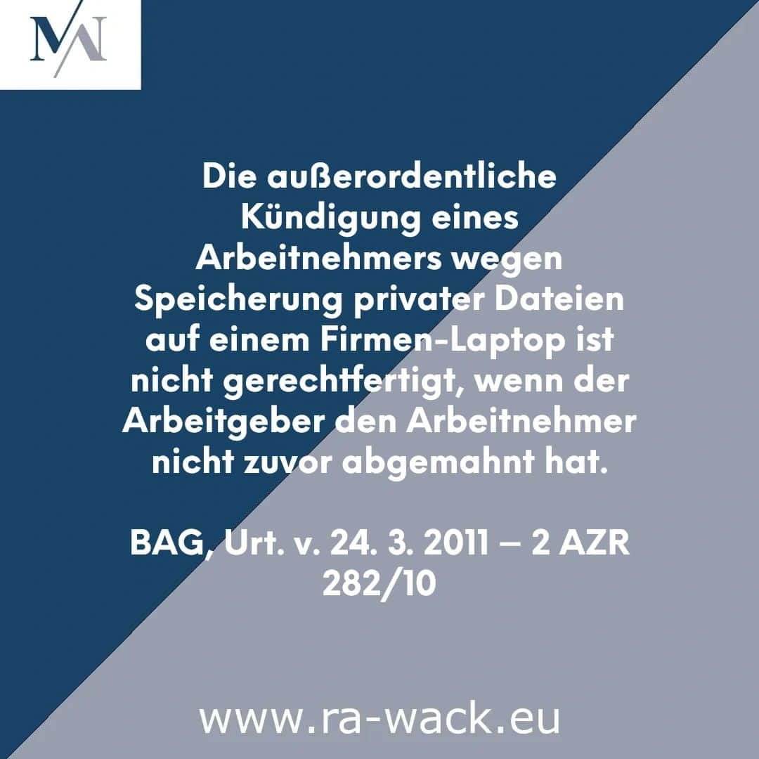 Grafik mit deutschem Text auf geometrischem Hintergrund in Blau und Grau. Der Text von Rechtsanwalt Wack befasst sich mit der Kündigung eines Arbeitnehmers, der private Dateien auf einem Firmenlaptop gespeichert hatte. Die Kündigung sei ungerechtfertigt und ohne vorherige Abmahnung erfolgt. Quelle: BAG, Urteil vom 24. März 2011 – 2 AZR 282/10. www.ra-wack.eu ganz unten.