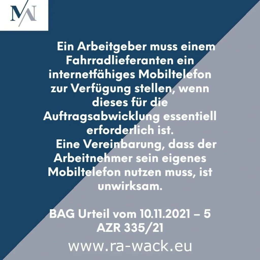 Text in deutscher Sprache auf blauem und grauem Hintergrund mit einem weißen Logo mit einem „M“ und einem „N“ in der oberen linken Ecke. Der Text befasst sich mit der Verpflichtung des Arbeitgebers, Fahrradlieferanten bei Bedarf Mobiltelefone zur Verfügung zu stellen. Ein Rechtsanwalt erwähnt, dass es unwirksam ist, von den Mitarbeitern zu verlangen, ihre eigenen Telefone zu verwenden. Unten wird ein konkretes Urteil und eine Website-URL zitiert.