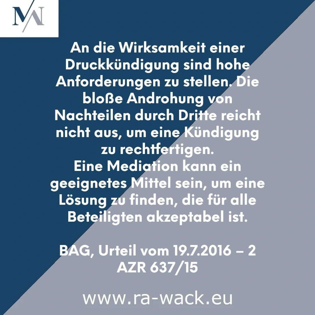 Das Bild enthält einen Text, der die hohen Anforderungen an die Wirksamkeit einer Kündigung wegen Drohung erörtert. Darin heißt es, dass bloße Drohungen Dritter nicht ausreichen, um eine Kündigung zu rechtfertigen. Der Rechtsanwalt schlägt vor, dass eine Mediation geeignet sei, um eine für alle Beteiligten akzeptable Lösung zu finden. Der Text verweist auf eine Gerichtsentscheidung: BAG, Urteil vom 19.7.2016 – 2 AZR 637/15