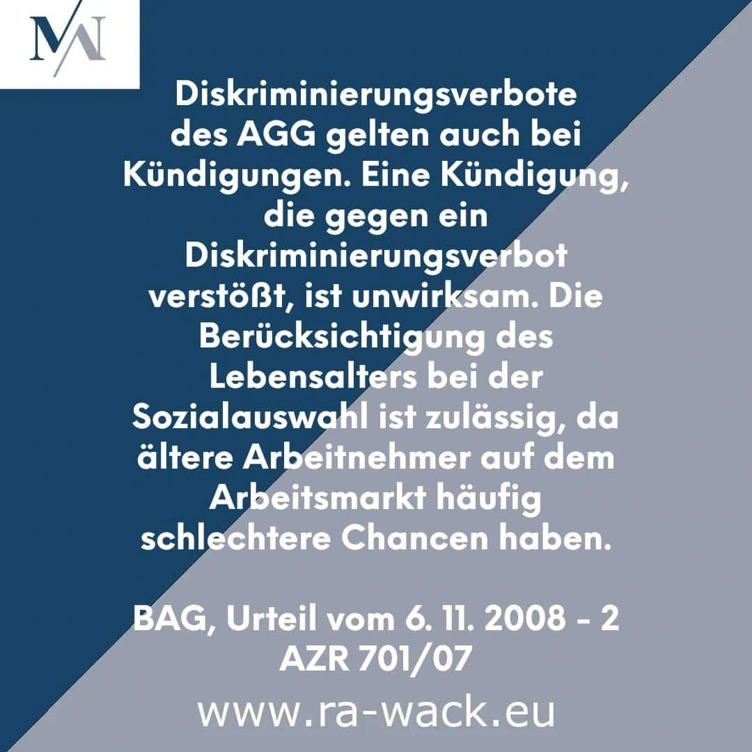 Grafikbild mit Text in deutscher Sprache auf blauem Hintergrund mit einem grauen, diagonalen Streifen am linken Rand. Der von Rechtsanwalt bereitgestellte Text befasst sich mit der Unwirksamkeit von Kündigungen, die gegen das Allgemeine Gleichbehandlungsgesetz (AGG) verstoßen, und weist auf die Zulässigkeit der Berücksichtigung des Alters bei der Sozialauswahl bei Entlassungen hin. In der oberen linken Ecke ist das Logo „MN“ und „www.ra“ zu sehen.