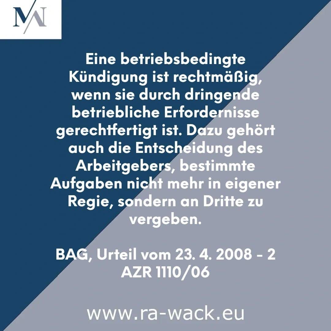 Textgrafik mit dunkelblauem Hintergrund und diagonalen grauen Streifen. Weißer Text in deutscher Sprache lautet: „Eine betriebsbedingte Kündigung ist rechtmäßig, wenn sie durch dringende betriebliche Anforderungen gerechtfertigt ist. Dazu gehört auch die Entscheidung des Arbeitgebers, bestimmte Aufgaben nicht mehr in eigener Regie, sondern an Dritte zu vergeben.“ BAG, Urteil vom 23