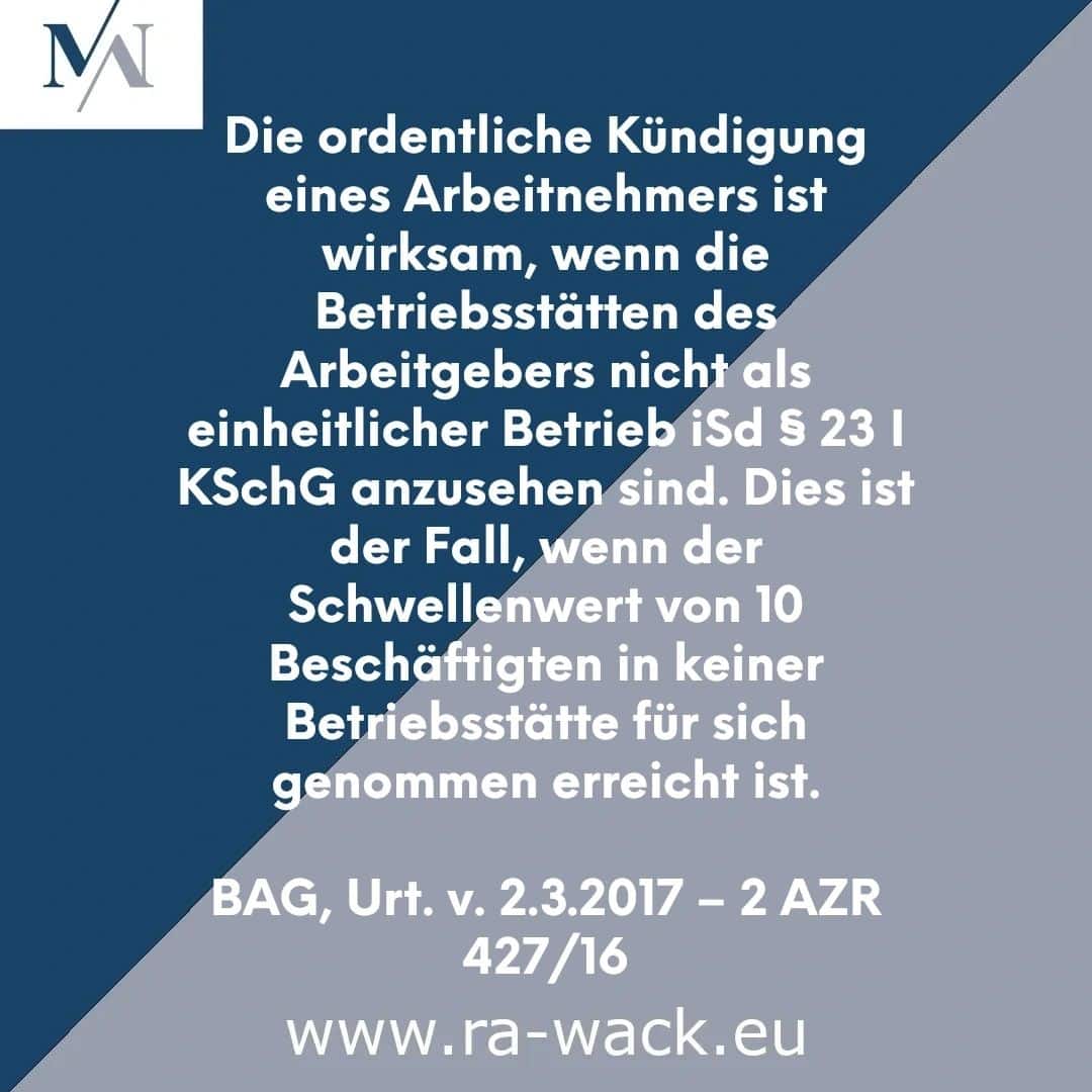 Eine Textgrafik mit einer rechtlichen Erläuterung zur Kündigung eines Arbeitsverhältnisses. Auf Deutsch heißt es im Text, dass eine ordentliche Kündigung zulässig ist, wenn es sich bei dem Unternehmen nicht um einen einheitlichen Betrieb im Sinne des § 23 KSchG handelt, was bei weniger als 10 Arbeitnehmern der Fall ist. Unten sind die Kontaktdaten des Rechtsanwalts und eine Website angegeben.