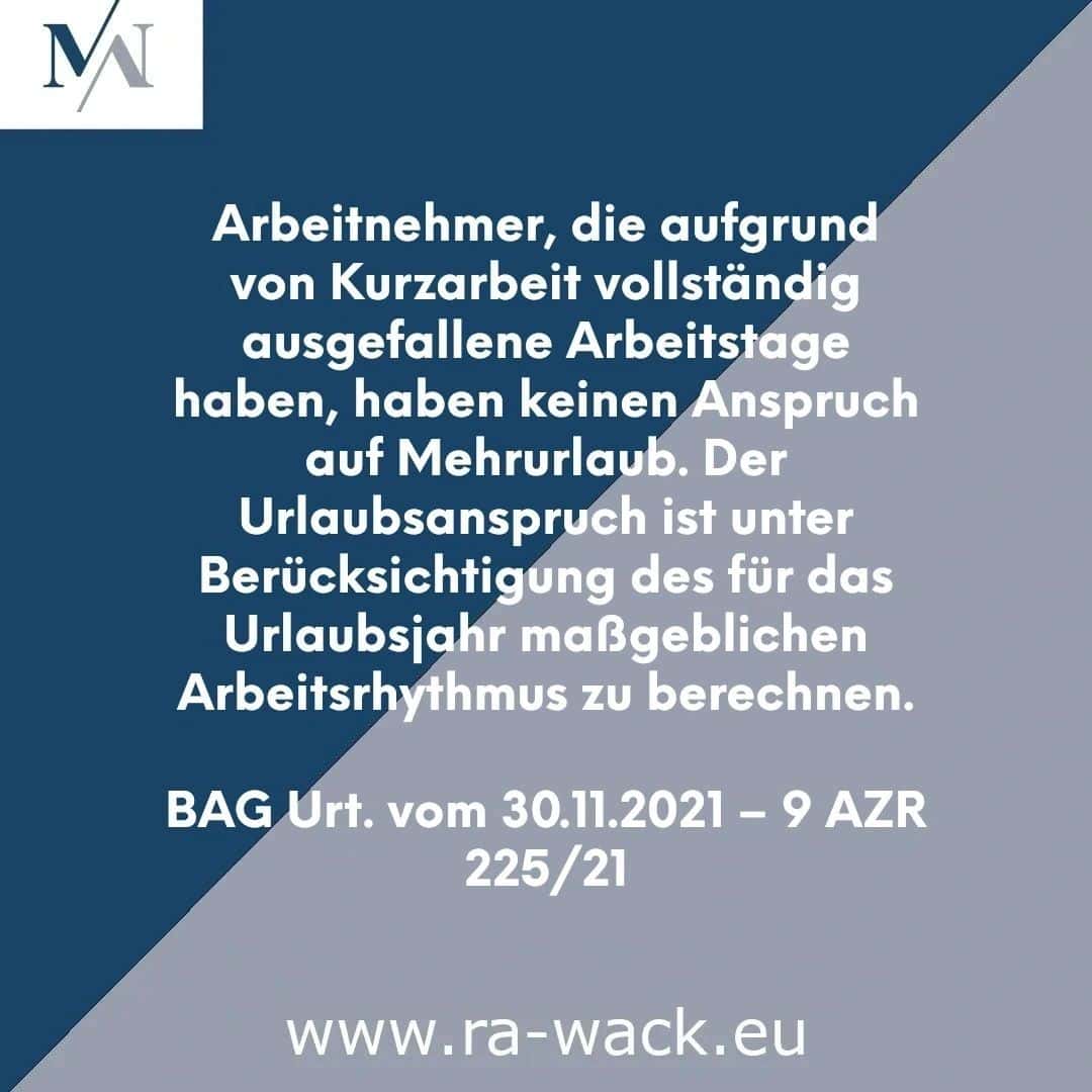 Ein deutscher Text mit blaugrauem Hintergrund, oben links ein MN-Logo. Der Text von Rechtsanwalt befasst sich mit dem fehlenden Zusatzurlaubsanspruch für Arbeitnehmer mit reduzierter Arbeitszeit aufgrund von Kurzarbeit. Inklusive Rechtszitat (BAG Urt. vom 30.11.2021 – 9 AZR 225/21) und Website-Link (www.ra-wack.eu).