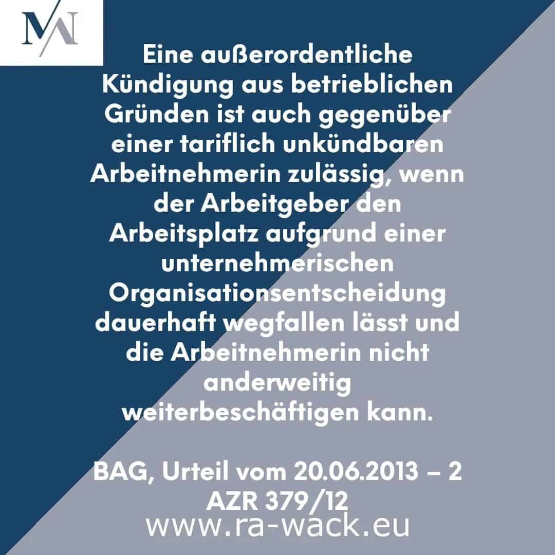 Ein textlastiges Bild mit dunkelblauem Hintergrund und hellgrauer Überlagerung. Die Überschrift enthält links „MN“. Der Haupttext in deutscher Sprache erörtert die Bedingungen, unter denen eine außerordentliche Kündigung aus betriebsbedingten Gründen zulässig ist, was häufig die Konsultation eines Rechtsanwalts erfordert. Unten werden ein Gerichtsurteil vom 20. Juni 2013 und eine URL erwähnt.