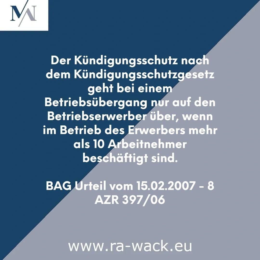 Ein Bild zeigt einen in deutscher Sprache verfassten Text auf dunkelblauem Hintergrund mit einem hellblauen geometrischen Muster in den Ecken. Der von Rechtsanwalt verfasste Text befasst sich mit der Übertragung von Arbeitnehmerschutzrechten nach deutschem Recht. Das Logo „MN“ befindet sich in der oberen linken Ecke und die Website „www.ra-wack.eu“ in der unteren Ecke.