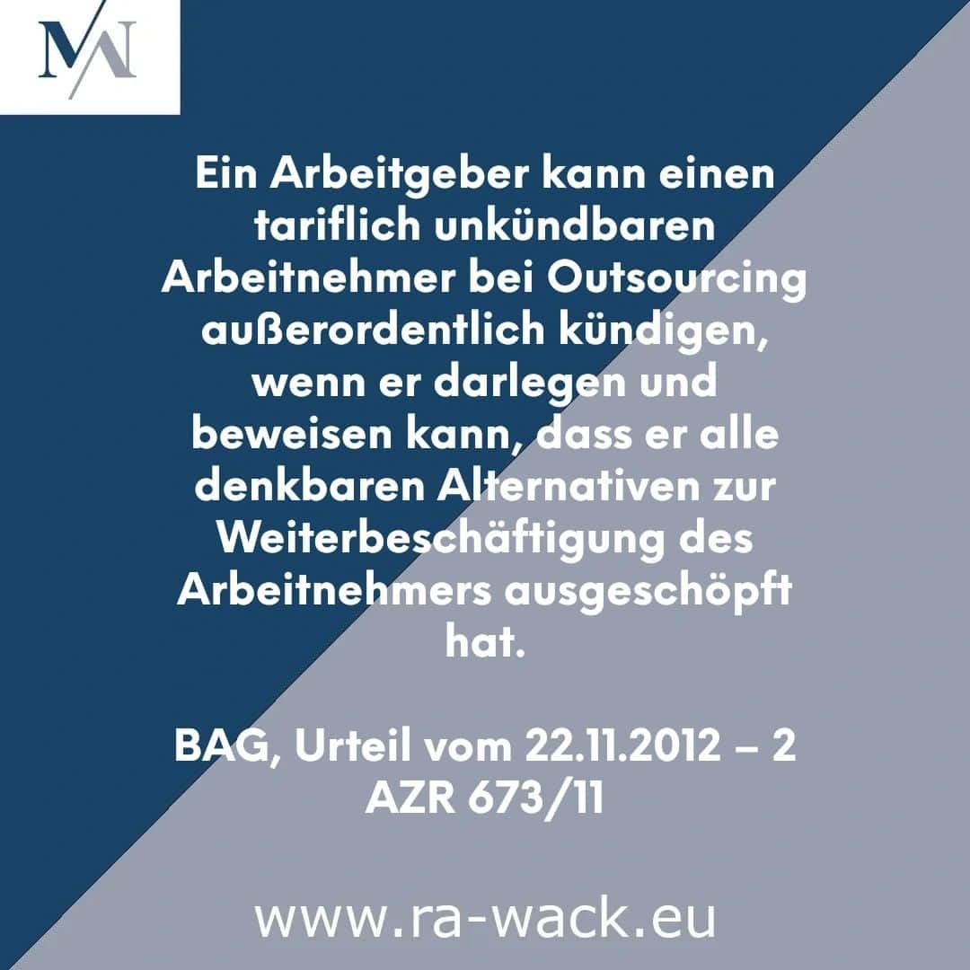 Ein deutscher Text auf grauem Hintergrund mit dunkelgrauem Rand. Der Text, begleitet von einem Logo mit „M“ und „N“ in der oberen linken Ecke, befasst sich mit den Rechten des Arbeitgebers hinsichtlich der außerordentlichen Kündigung bei Outsourcing und verweist auf ein Gerichtsurteil: BAG, Urteil vom 22.11.2012 – 2 AZR 673/11. Die URL „www.ra-wack.eu“