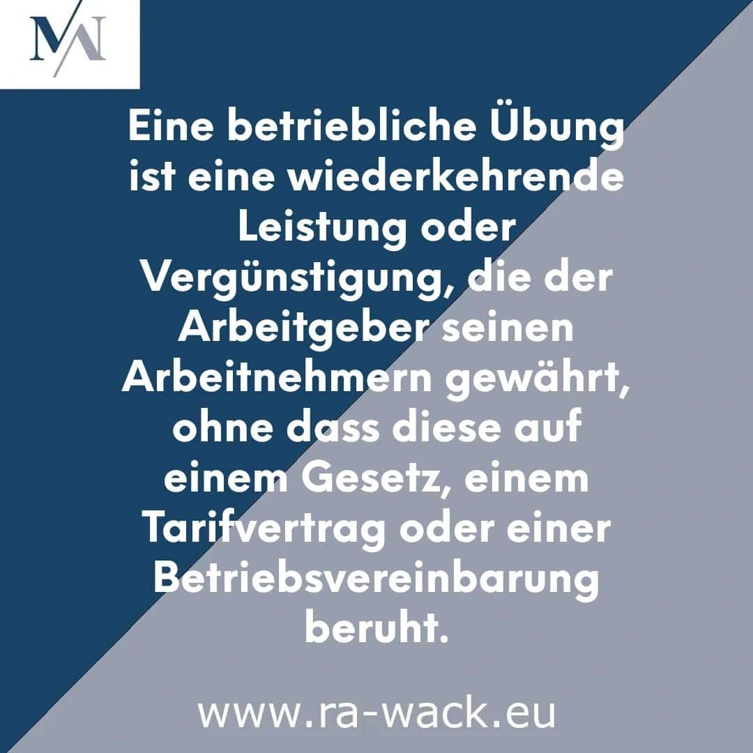 Blauer Hintergrund mit weißem Diagonalstreifen. Der deutsche Text lautet: „Eine betriebliche Übung ist eine wiederkehrende Leistung oder Vergünstigung, die der Arbeitgeber seinen Arbeitnehmern gewährt, ohne dass diese auf einem Gesetz, einem Tarifvertrag oder einer Betriebsvereinbarung beruht.“ Website: www.ra-wack.eu. Das Logo mit den Buchstaben „MA“ befindet sich in der oberen linken Ecke.