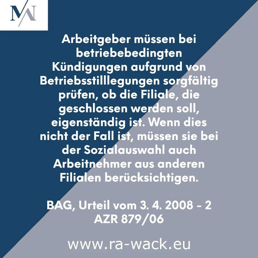 Eine Infografik mit blauen und grauen diagonalen Formen im Hintergrund. Sie enthält einen deutschen Text, der die Verantwortung des Arbeitgebers bei Entlassungen aufgrund von Ladenschließungen erörtert und die Notwendigkeit einer sorgfältigen Bewertung und der Berücksichtigung von Mitarbeitern aus anderen Branchen im sozialen Auswahlprozess betont. Der untere Text verweist auf einen Rechtsfall: BAG, Urteil vom 3. 4. 2008 – 2 AZR 879/06, und enthält einen Website-Link