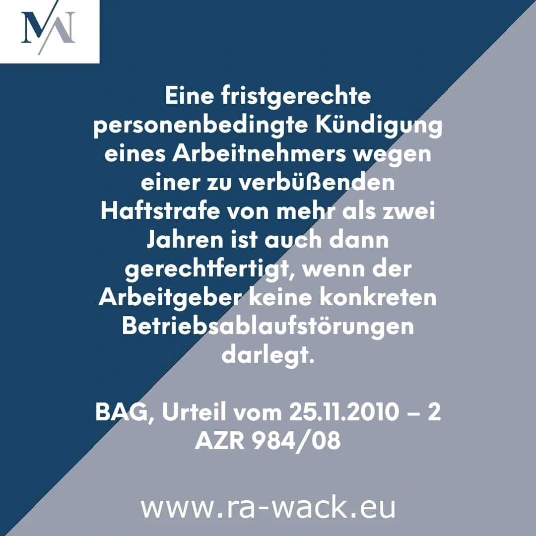 Eine blau-graue Grafik mit deutschem Text, in der es um die Kündigung eines Arbeitnehmers aufgrund einer Freiheitsstrafe von über zwei Jahren geht, die ohne konkrete Betriebsstörungen gerechtfertigt ist. Rechtsanwalt Wack zitiert das deutsche Gerichtsurteil (BAG, Urteil vom 25.11.2010 – 2 AZR 984/08). Website-URL: www.ra-wack.eu.