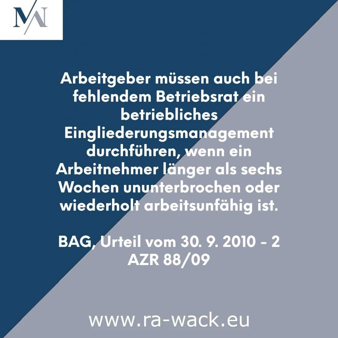 Eine quadratische Grafik mit blauem Hintergrund und grauen Dreiecksakzenten enthält einen deutschen Text, der die Verpflichtung des Arbeitgebers betont, für Arbeitnehmer, die länger als sechs Wochen arbeitsunfähig sind, ein betriebliches Wiedereingliederungsmanagement durchzuführen. Unten steht die Webadresse „www.ra-wack.eu“, die auf die Dienstleistungen von Rechtsanwälten hinweist.